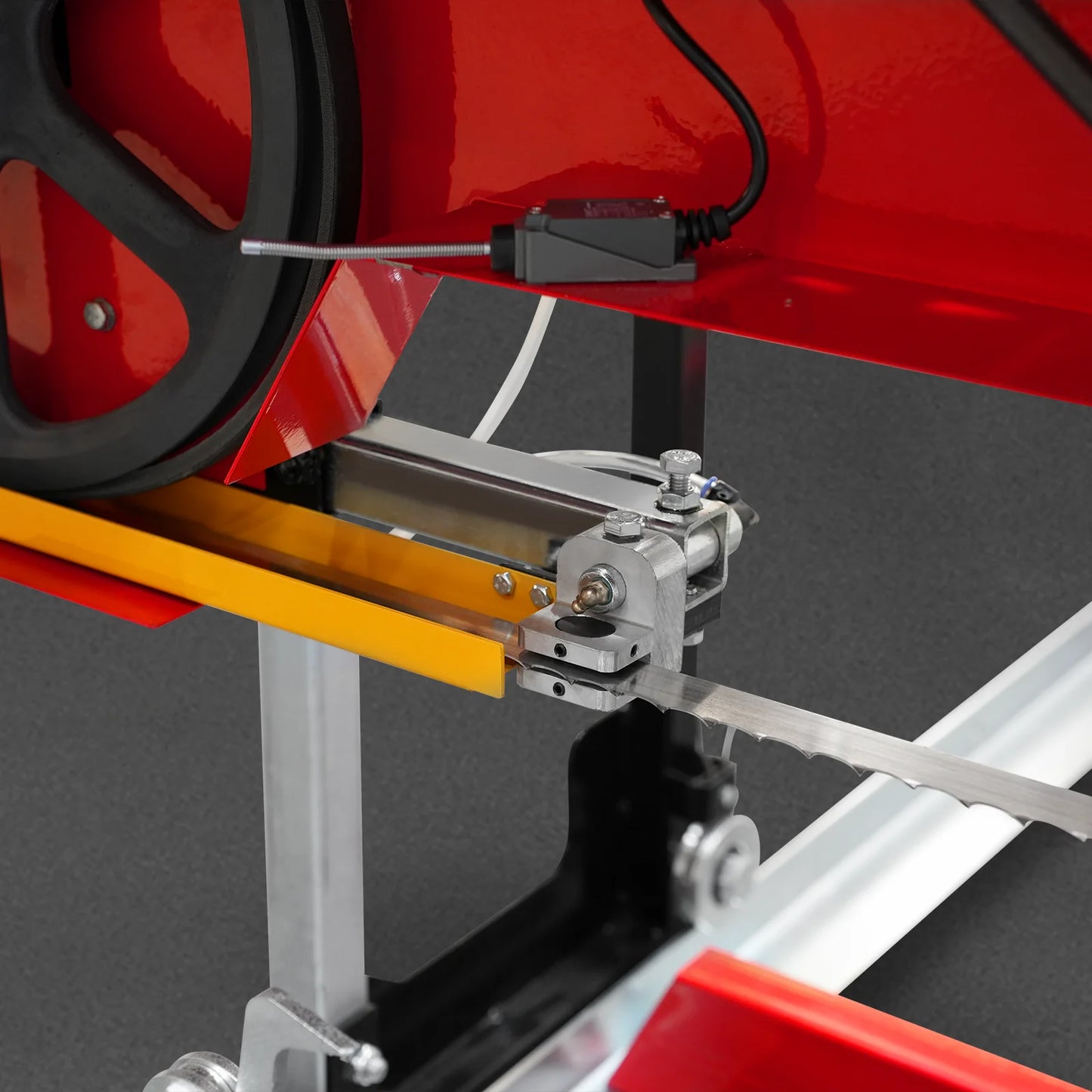 22" Portable Sawmill, 270cc 9HP Gasoline Engine, 20" Board Width, 13' Track Length , SM-22